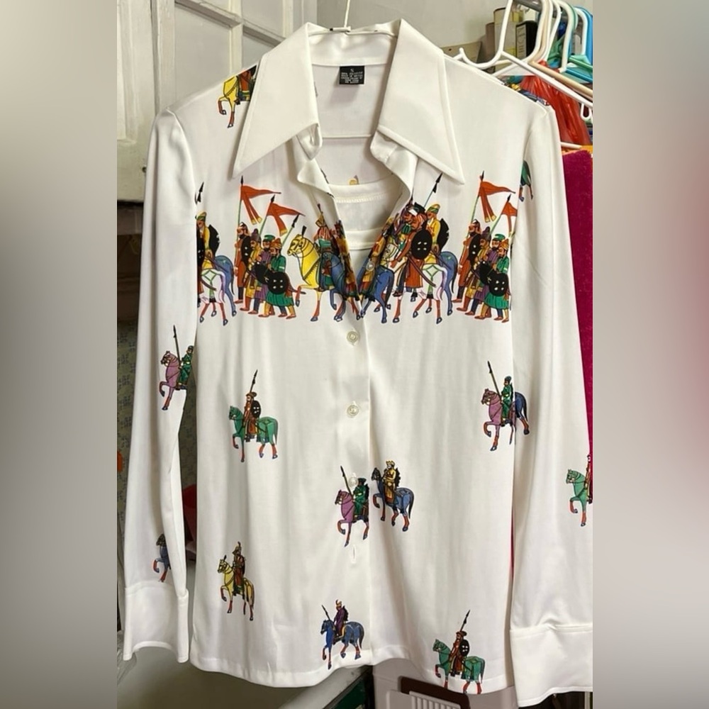 Women white shirt with kings, noblemen and guards